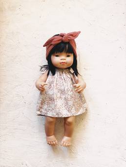 Sukienka na troczkach dla lalki Miniland 38 cm delikatny wzór Tadaaam