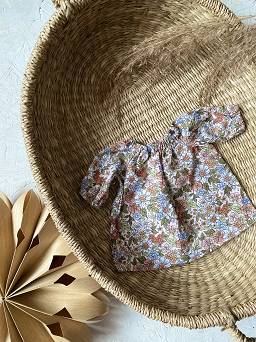 Sukienka dla lalki Miniland 38 cm kwiatowy wzór na pudrowym tle Tadaaam
