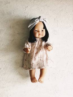 Sukienka z długim rękawem dla lalki Miniland 38 cm śmietankowa drobny wzór Tadaam