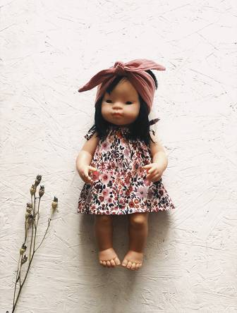 Sukienka na troczkach dla lalki Miniland 38 cm różowo-czerwone kwiatki Tadaaam
